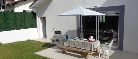 屋外ダイニングエリア