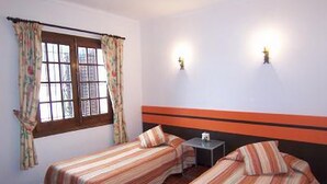 Room - FRANCIAC: Cosy house with a large community pool and garden (l'Escala)