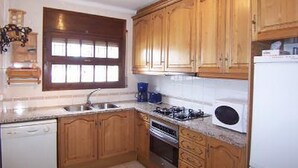 Private kitchen - FRANCIAC: Cosy house with a large community pool and garden (l'Escala)