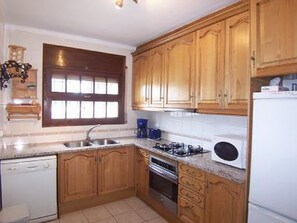 Kühlschrank, Mikrowelle, Ofen, Geschirrspüler