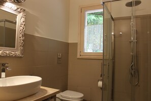 Dutxa, assecador de cabells, bidet i tovalloles 