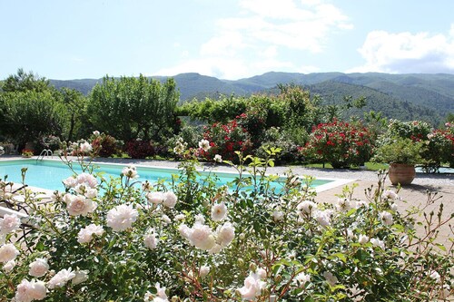 Altillo magnífico con techos altos, interiores de madera y una terraza panorámica, piscina