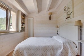 1 dormitori, planxa i posts de planxar i un bressol de viatge 