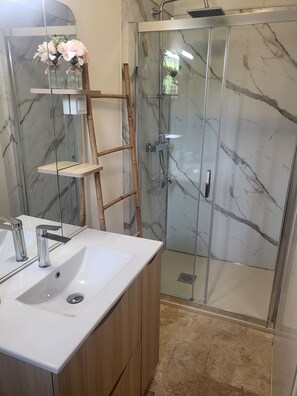 Bathtub, hair dryer, towels