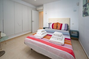 5 bedrooms, iron/ironing board, WiFi, bed sheets