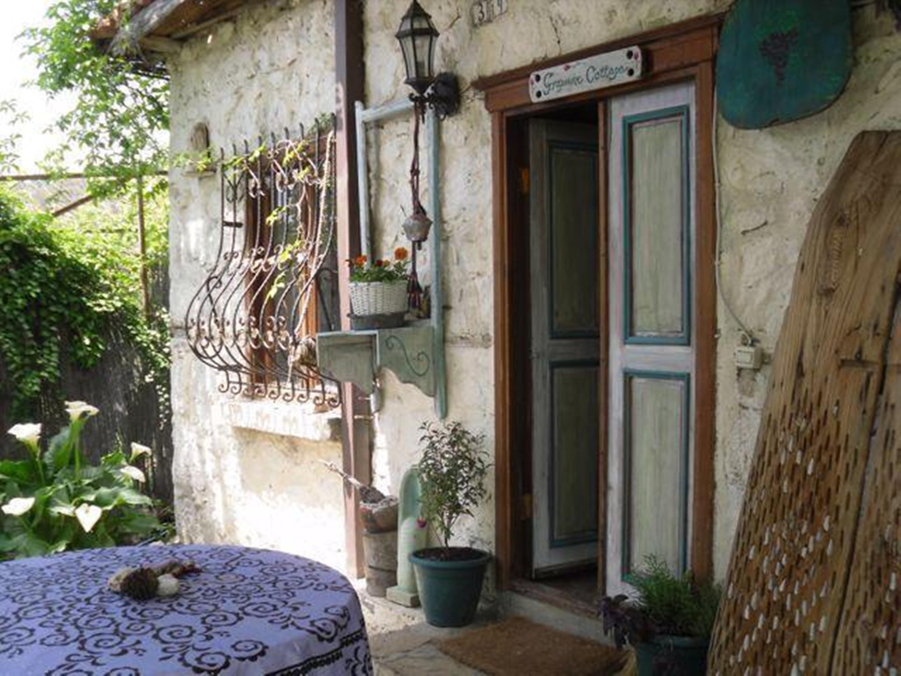 Country Cottage Romantic Retreat