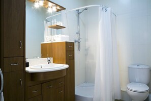 Combined shower/bathtub, hair dryer, towels -  3 BEDROOM LUXURY FLAT IN SAFE RESIDENTIAL BARCELONA CENTER (Barcelona)