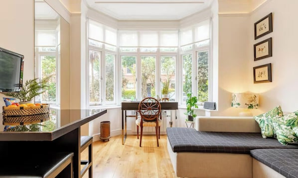 TV, DVD player, books - Beautiful One bedroom contemporary Interior Designed  Flat just off Kew Green (Kew Richmond)