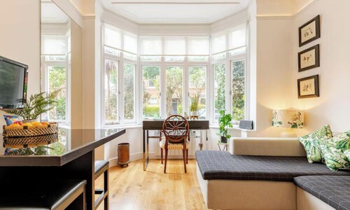 Beautiful One bedroom contemporary Interior Designed  Flat just off Kew Green