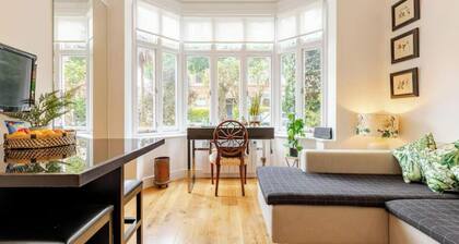 Beautiful One bedroom contemporary Interior Designed Flat just off Kew Green