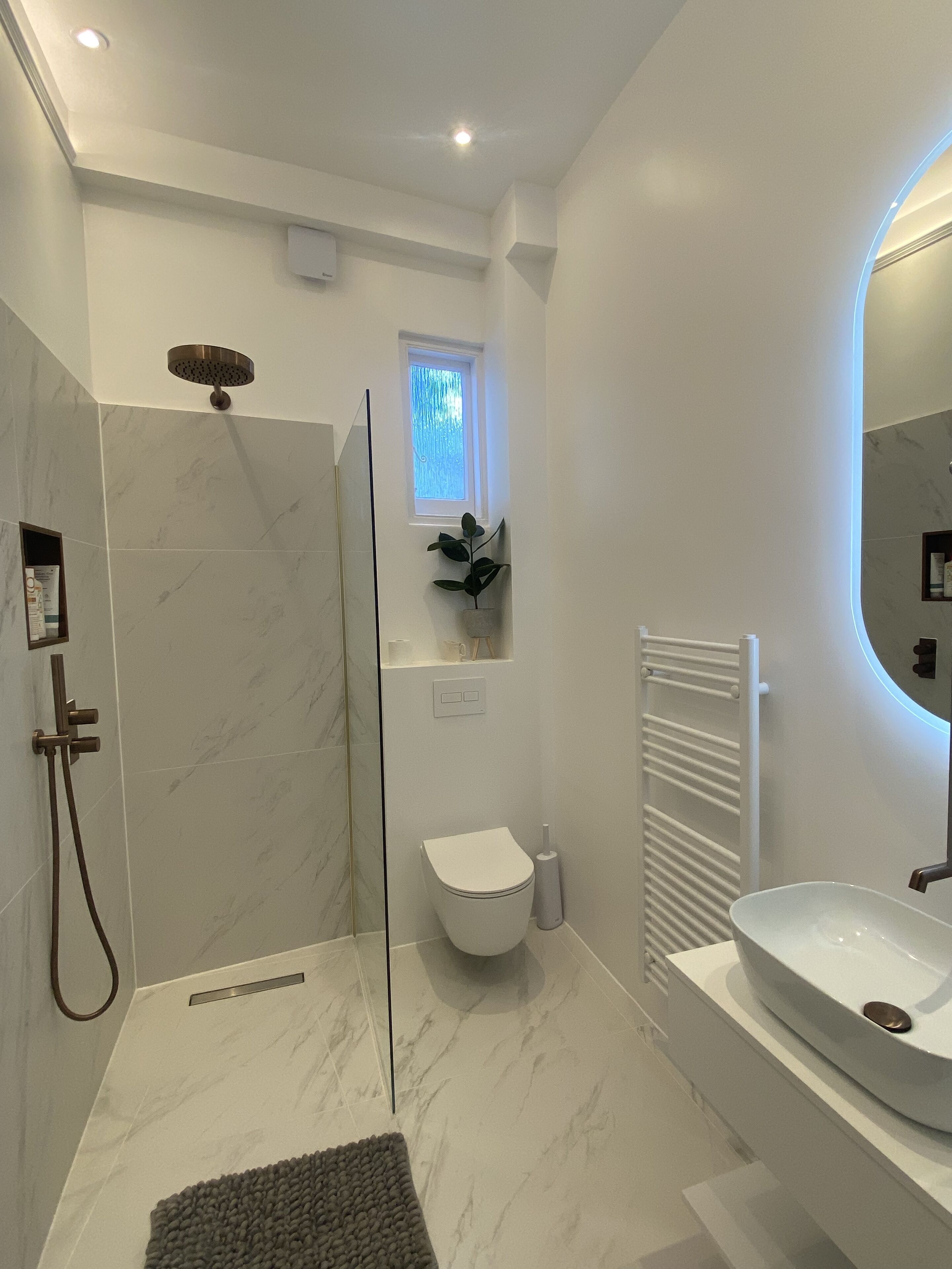 Combined shower/tub, hair dryer, towels, soap