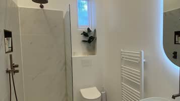 Combined shower/tub, hair dryer, towels, soap