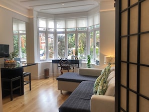 TV, DVD player, books - Beautiful One bedroom contemporary Interior Designed  Flat just off Kew Green (Kew Richmond)