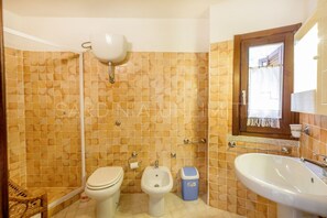 Ein Badezimmer mit Toilette, Bidet und Waschbecken.