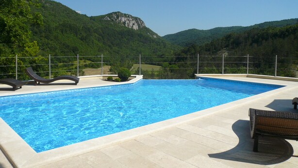 A swimming pool with a view of mountains. - Romantic-serene villa - heated swimming pool and superb view of the valley (Pengari)