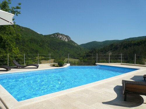 Romantic-serene villa - heated swimming pool and superb view of the valley