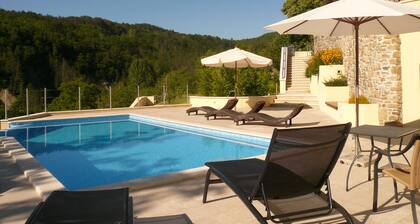 Villa romántica - piscina privada - hermosa vista del valle de Mirna - tranquilo