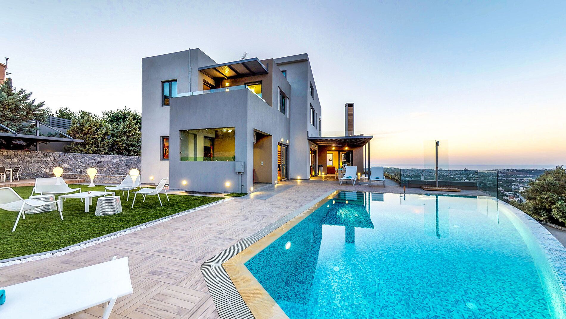 Utomhuspool och uppvärmd pool