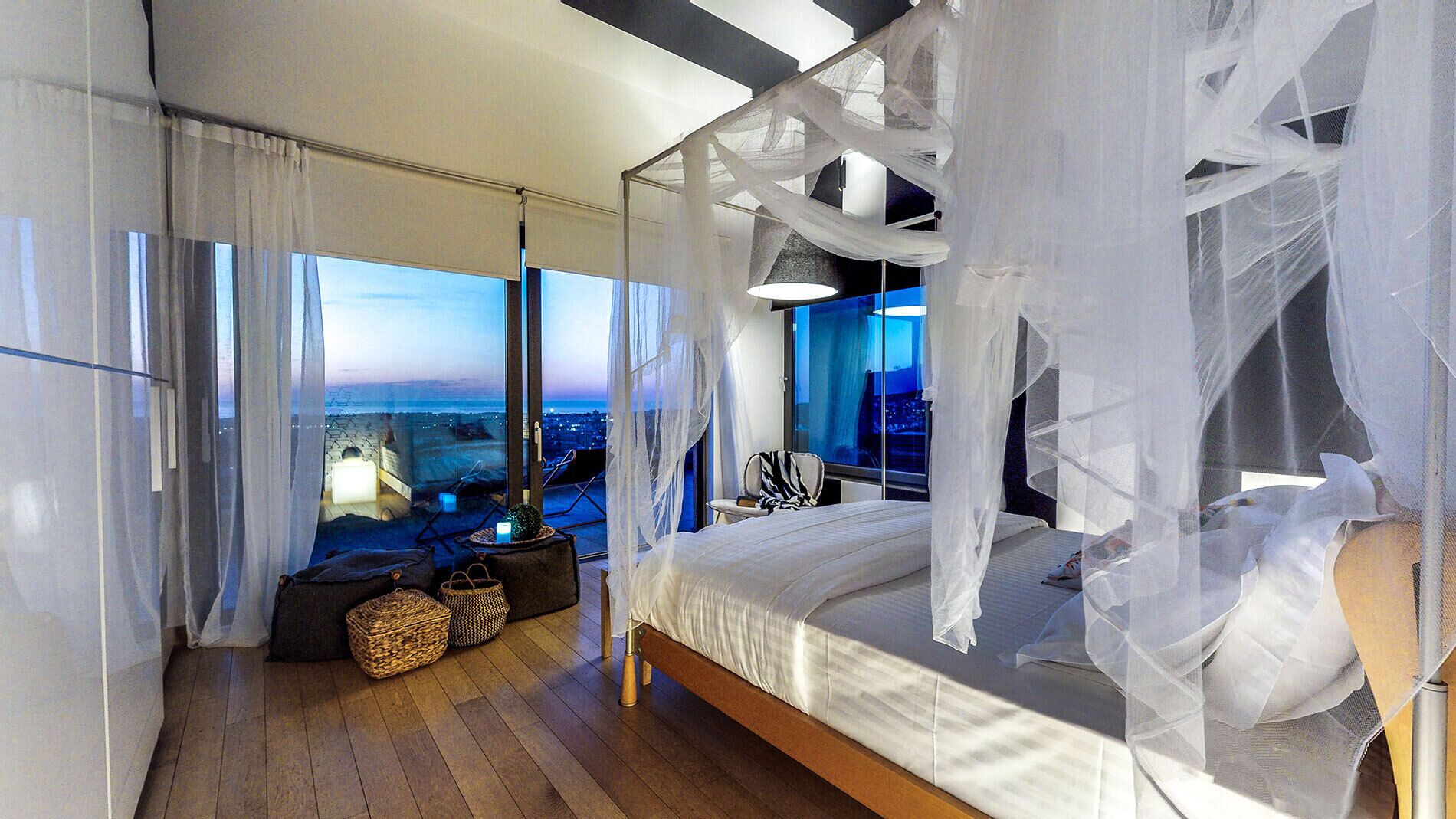 4 chambres, coffres-forts dans les chambres, fer et planche à repasser