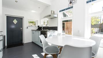 Fridge, oven, stovetop, coffee/tea maker
