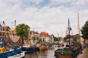 Un port où sont amarrés différents bateaux, dont un bateau bleu portant le numéro LO 17.