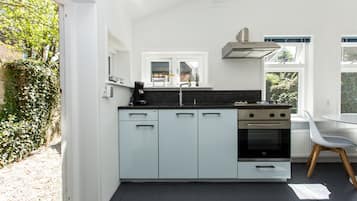 Een koelkast, een oven, een kookplaat, een koffiezetapparaat/waterkoker
