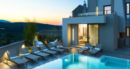 Two Luxury Villas rented as one, ideal for big Groups - close to the beach!!