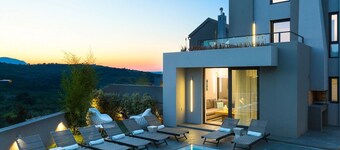 Two Luxury Villas rented as one, ideal for big Groups - close to the beach!!