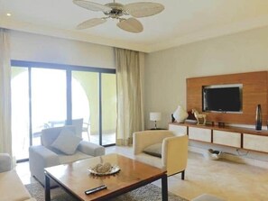 TV - INCREDIBLE WATER FRONT APARTMENT WITH AMAZING VIEW (CAP CANA)