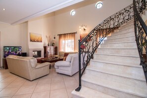 TV, fireplace - Quinta das Yuccas | 6 Bedrooms | Country House | Boliqueime (Boliqueime)