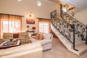 TV, fireplace - Quinta das Yuccas | 6 Bedrooms | Country House | Boliqueime (Boliqueime)