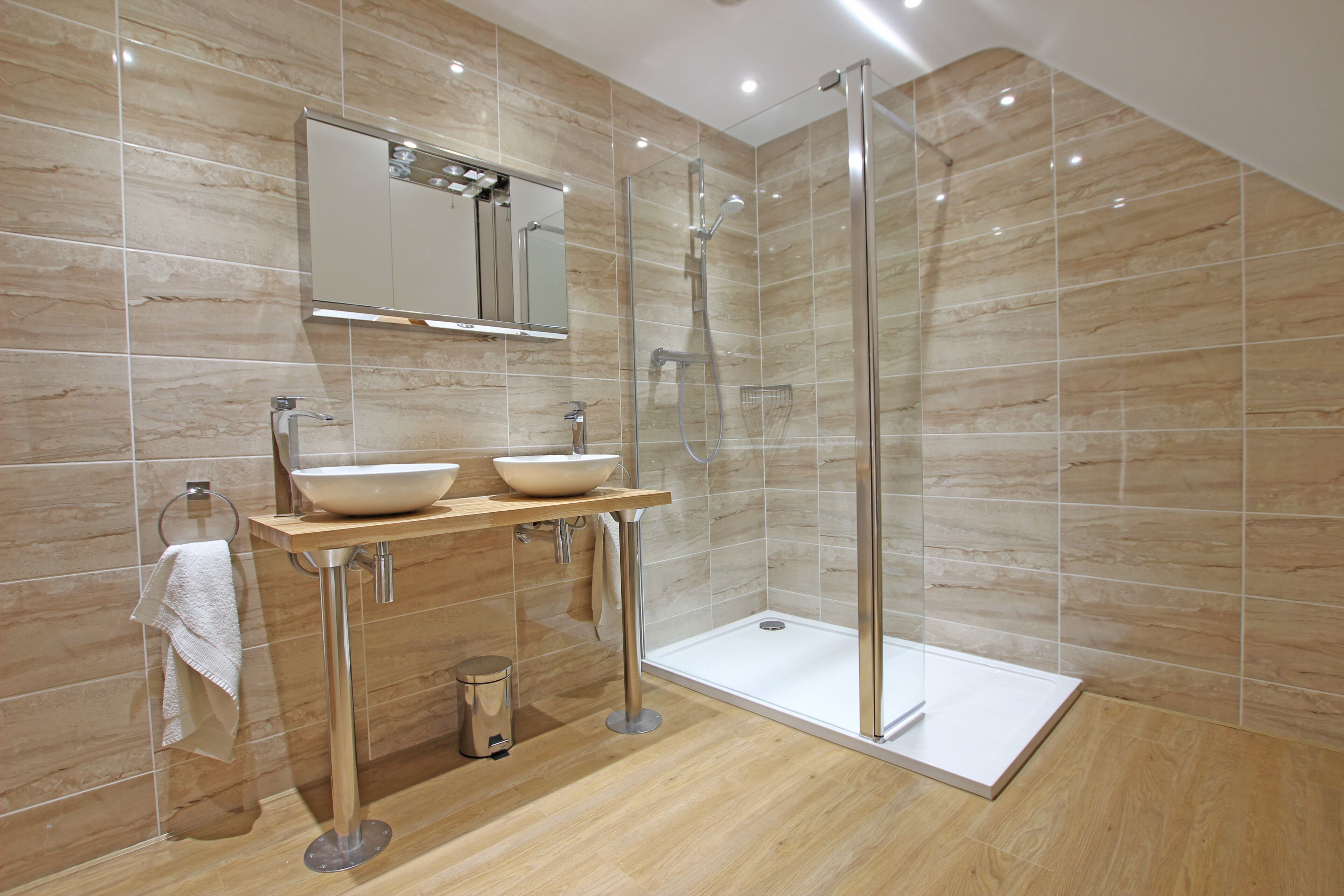 Badewanne, Haartrockner, Handtücher