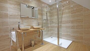 Badewanne, Haartrockner, Handtücher