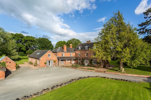 Sleeps 18 - in 9 double bedrooms & 9 baths nr River Wye, Hereford & Hay on Wye.