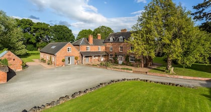 Sleeps 18 - in 9 double bedrooms & 9 baths nr River Wye, Hereford & Hay on Wye.