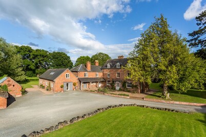 Monnington House & Cottage Sleeps 18  in 9 db beds & 9 baths near Hereford & Hay