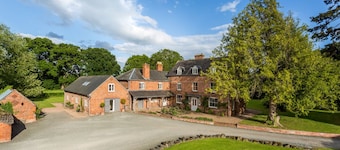 Sleeps 18 - in 9 double bedrooms & 9 baths nr River Wye, Hereford & Hay on Wye.