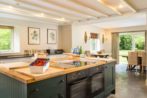 Monnington House & Cottage Sleeps 18  in 9 db beds & 9 baths near Hereford & Hay
