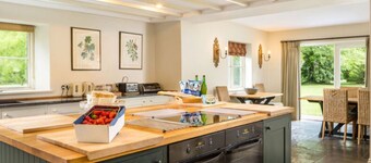 Monnington House & Cottage Sleeps 18 in 9 db beds & 9 baths near Hereford & Hay