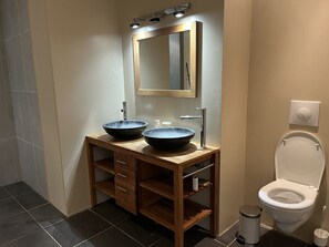 Bathtub, hair dryer, towels, toilet paper - Spacious farmhouse with private heated pool close to Collonges la Rouge (Meyssac)