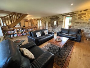 تلفزيون ذكي، مدفأة، مشغل دي في دي، كُتُب