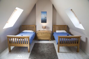 4 quartos, ferros/tábuas de passar roupa, berço de viagem