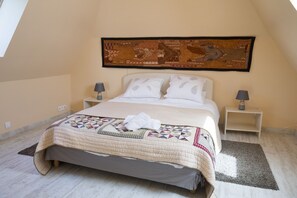 4 slaapkamers, een strijkplank/strijkijzer, reisbedje, gratis wifi