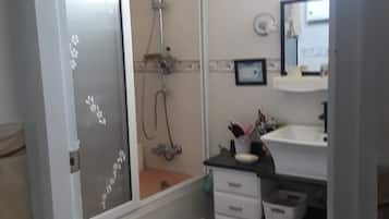 Ensemble douche/baignoire, sèche-cheveux, serviettes fournies, savon