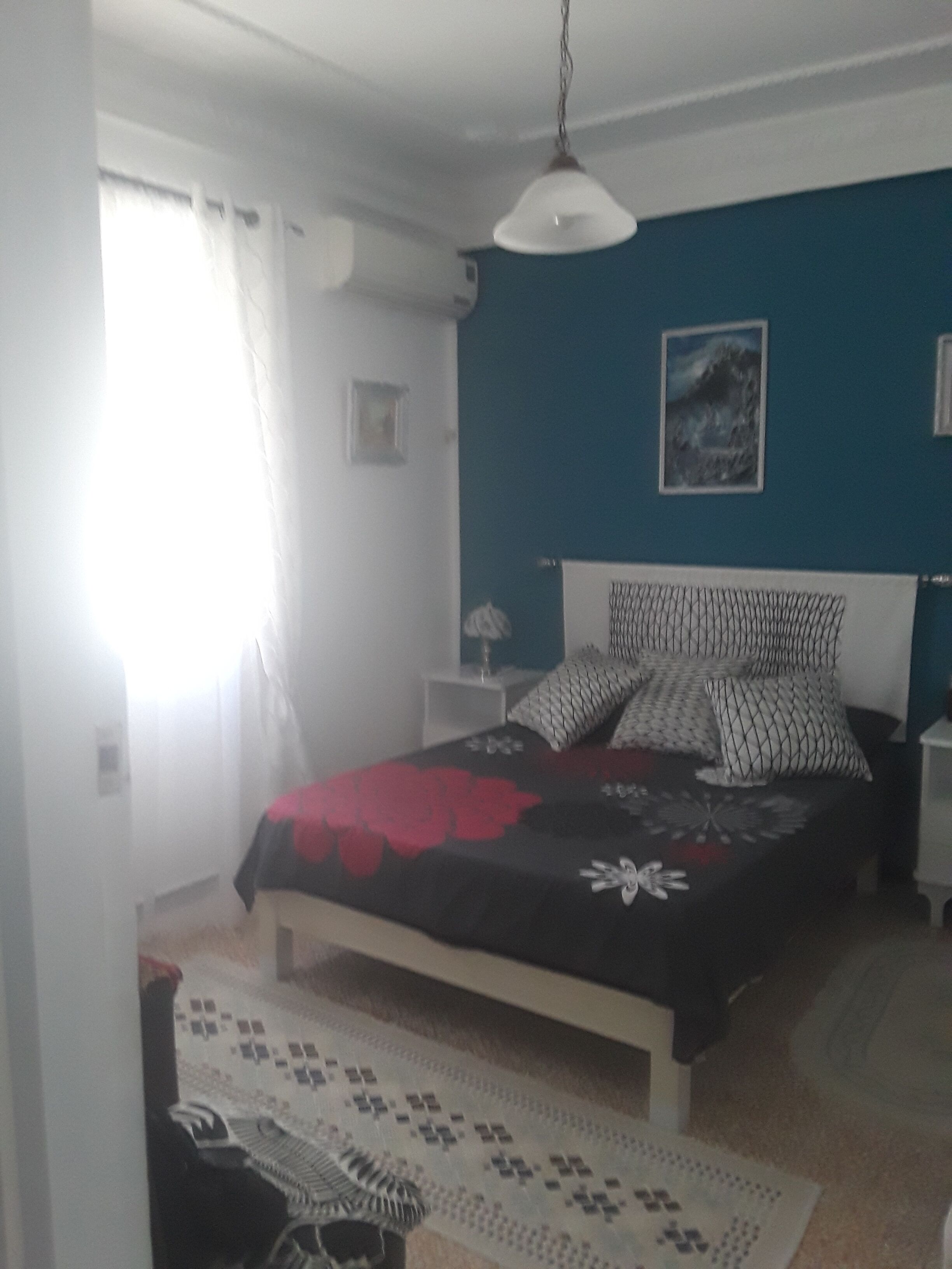 2 makuuhuonetta, työpöytä, silitysrauta/-lauta, vauvan matkasänky