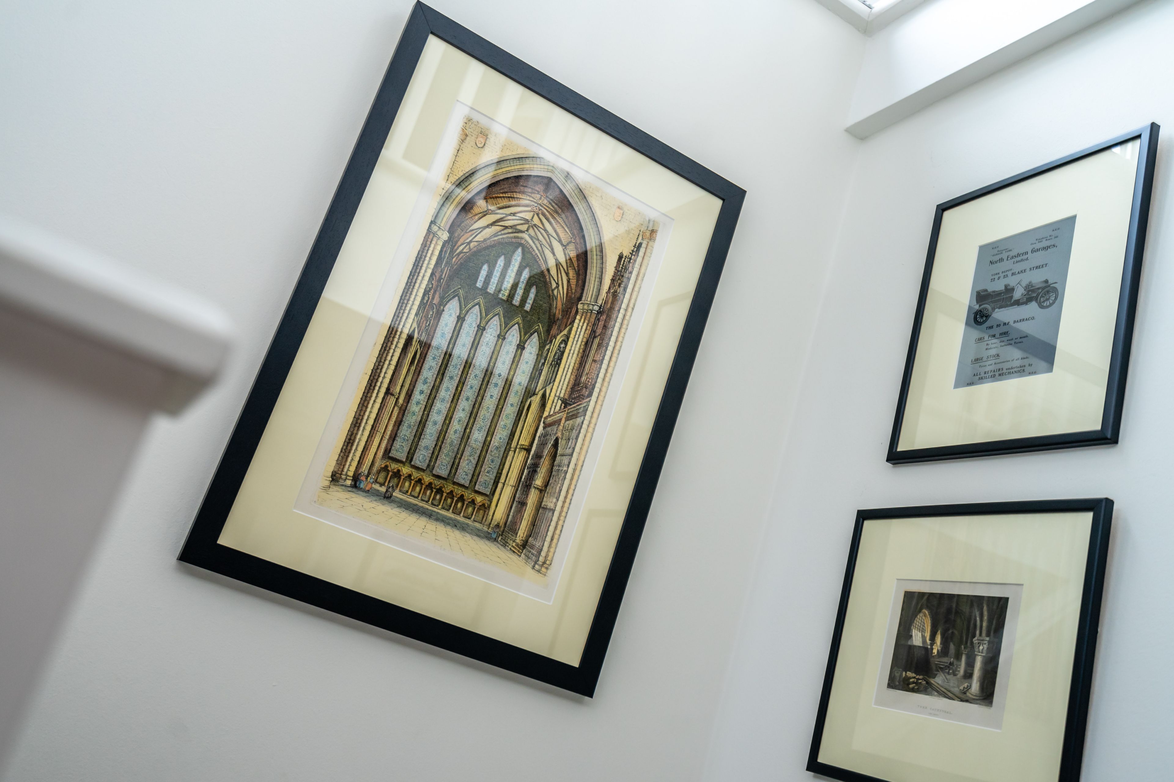 Ein gerahmtes architektonisches Zeichnung an einer Wand.