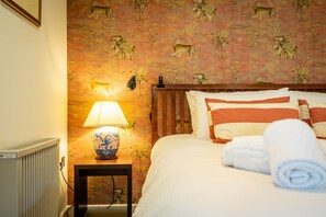 2 bedrooms, iron/ironing board, internet