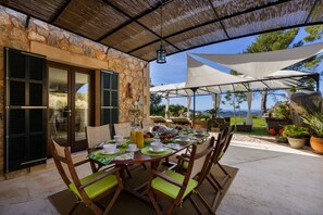 تناول الطعام بالخارج