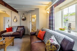 Una televisión, una chimenea