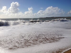 A beach with waves and a clear sky. - Big House 10/ 13 persons ***3 keys 150 meters from the beach (La Tranche-Sur-Mer)